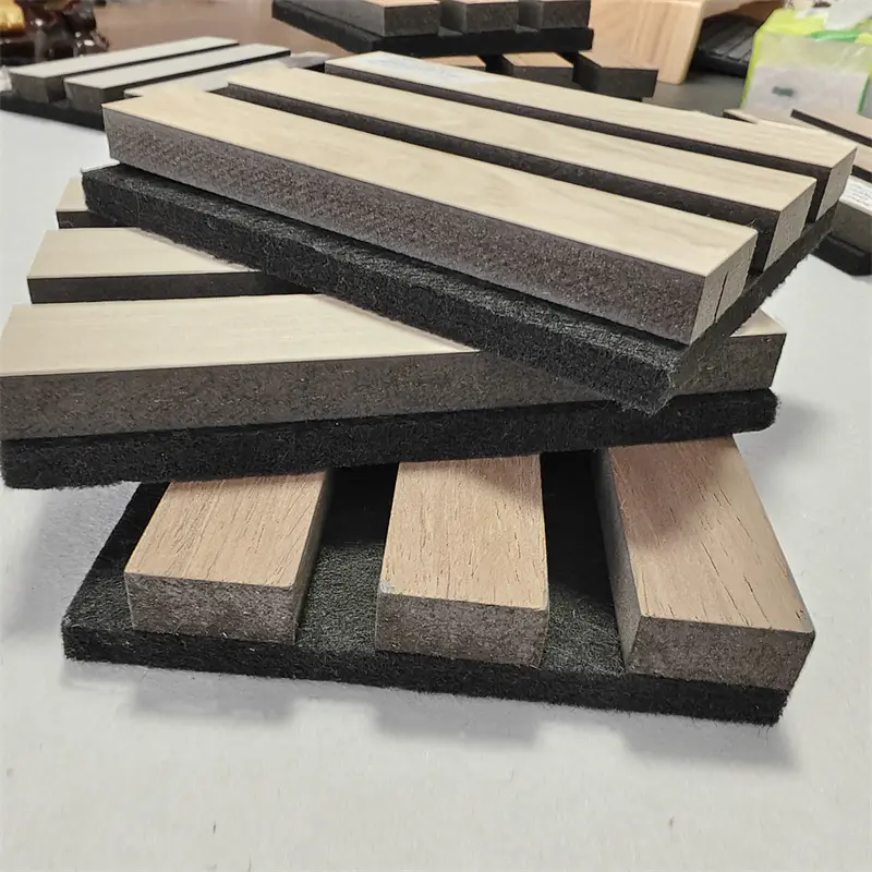 O que torna os painéis acústicos de alta qualidade essenciais para o controle de ruído?